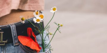 The actual theory behind why women clothing don’t come with pockets